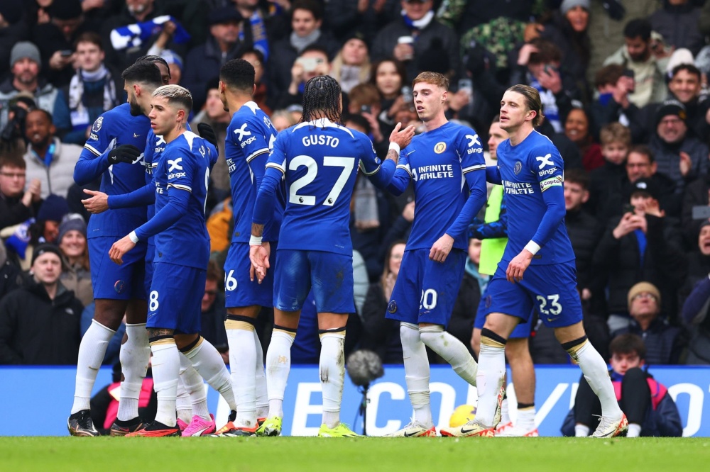 有些尴尬，巴林门将在成功扑救后不慎用脚打入乌龙且弄伤自己